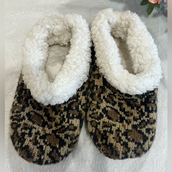 Fleece Lined Knit Leopard Print Slippers Women’s Size 10 GUC - Picture 4 of 7